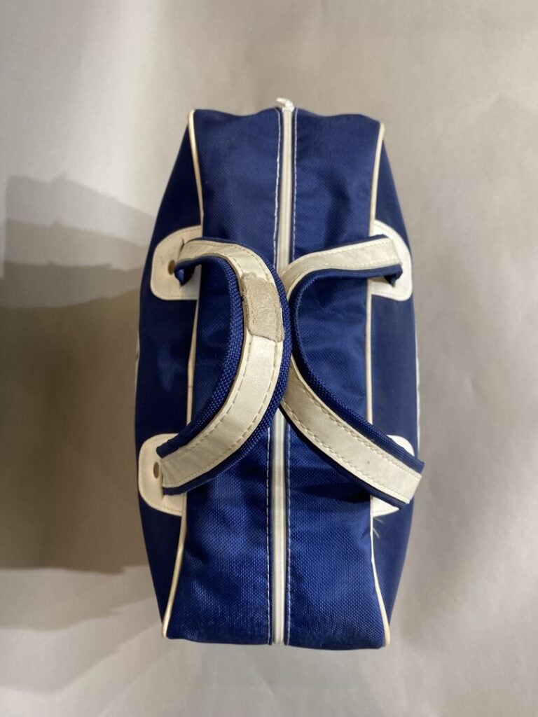 HEUER FERRARI, années 70 - Sac en cuir bleu et blanc