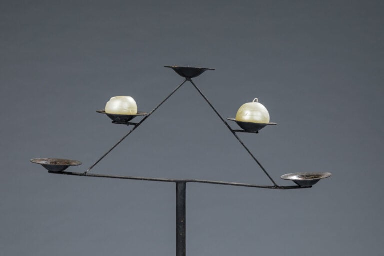 HUGONET Éditeur (XXème) - Candélabre tripode à cinq lumières en métal laqué noi… maison de vente aux encheres commissaire-priseur auction house boisgirard antonini