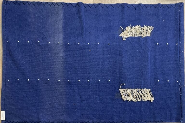 Ilina DEAN - « Chipka » - Tapisserie en laine bleu et rayures blanches et noire… vente aux encheres auction house commissaire-priseur boisgirard antonini