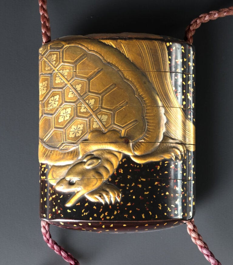 Inrô 印籠 à quatre compartiments, laqué et orné d'un motif représentant un minoga… Vente aux encheres – Auction House – Commissaire-priseur – Auctioneer - Boisgirard Antonini – Paris – Nice