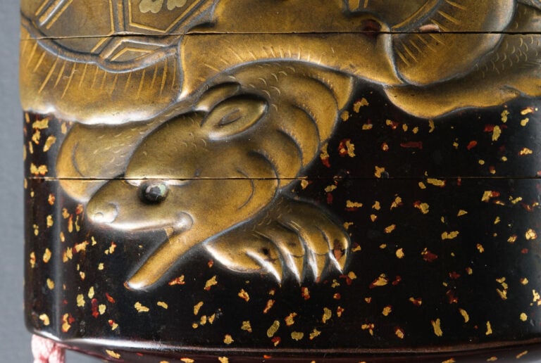Inrô 印籠 à quatre compartiments, laqué et orné d'un motif représentant un minoga… Vente aux encheres – Auction House – Commissaire-priseur – Auctioneer - Boisgirard Antonini – Paris – Nice