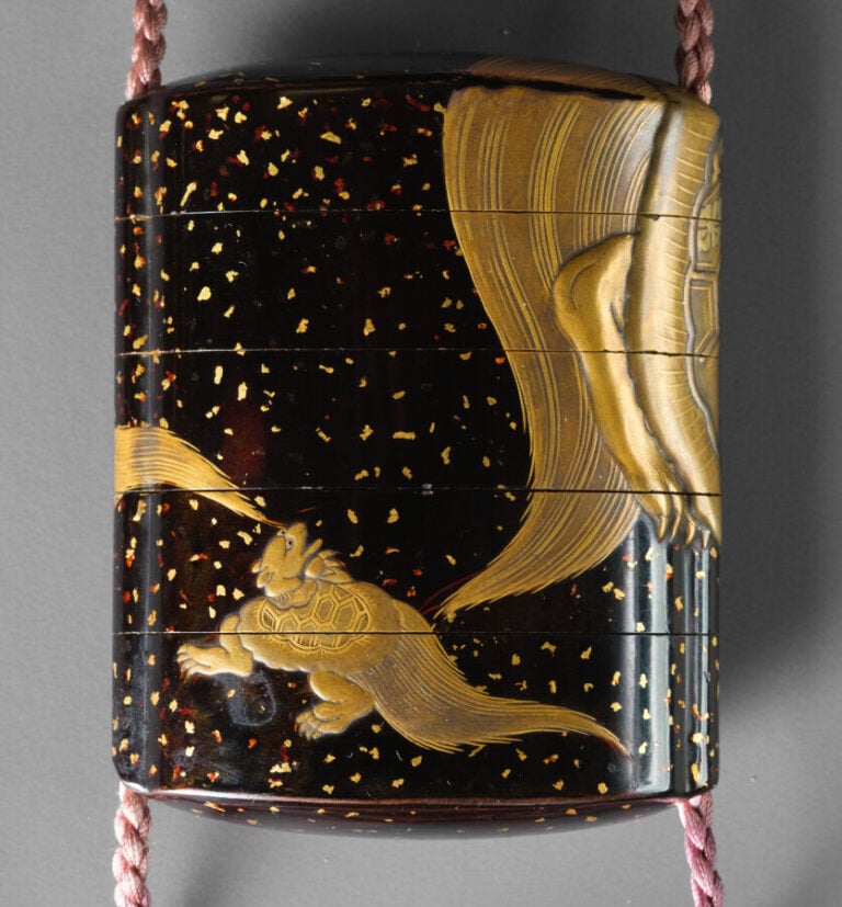 Inrô 印籠 à quatre compartiments, laqué et orné d'un motif représentant un minoga… Vente aux encheres – Auction House – Commissaire-priseur – Auctioneer - Boisgirard Antonini – Paris – Nice