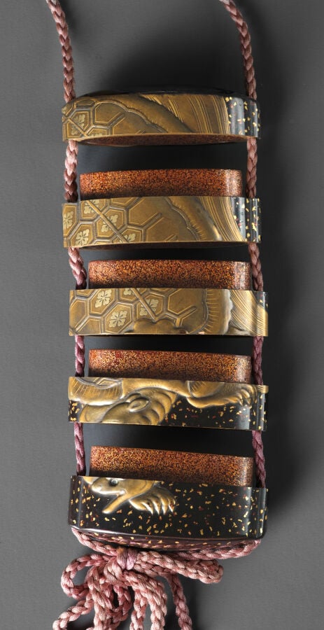 Inrô 印籠 à quatre compartiments, laqué et orné d'un motif représentant un minoga… Vente aux encheres – Auction House – Commissaire-priseur – Auctioneer - Boisgirard Antonini – Paris – Nice