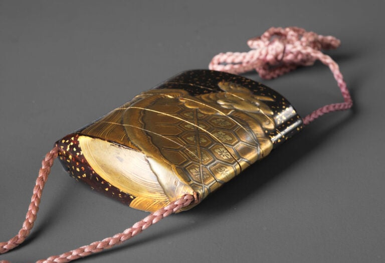 Inrô 印籠 à quatre compartiments, laqué et orné d'un motif représentant un minoga… Vente aux encheres – Auction House – Commissaire-priseur – Auctioneer - Boisgirard Antonini – Paris – Nice