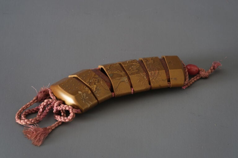 Inrô 印籠 (boîte à sceaux et à médicaments) en laque dorée à cinq compartiments,… Vente aux encheres – Auction House – Commissaire-priseur – Auctioneer - Boisgirard Antonini – Paris – Nice