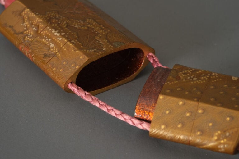 Inrô 印籠 (boîte à sceaux et à médicaments) en laque dorée à cinq compartiments,… Vente aux encheres – Auction House – Commissaire-priseur – Auctioneer - Boisgirard Antonini – Paris – Nice