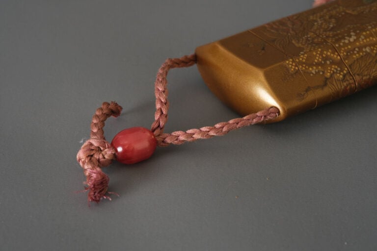 Inrô 印籠 (boîte à sceaux et à médicaments) en laque dorée à cinq compartiments,… Vente aux encheres – Auction House – Commissaire-priseur – Auctioneer - Boisgirard Antonini – Paris – Nice