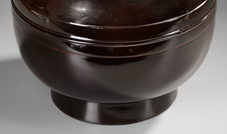 Jikirô 食 籠 (récipient à nourriture cérémonielle) laqué avec un couvercle sur un… Vente aux encheres – Auction House – Commissaire-priseur – Auctioneer - Boisgirard Antonini – Paris – Nice