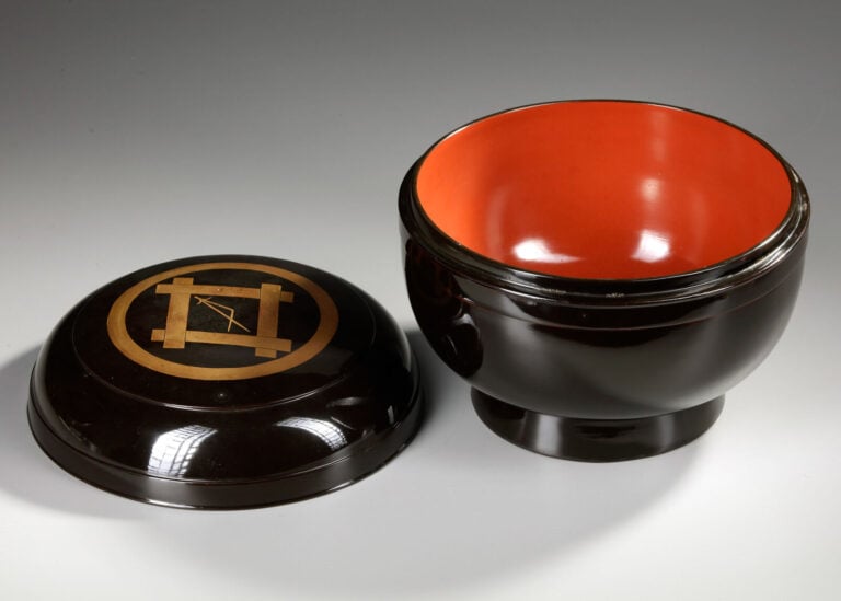 Jikirô 食 籠 (récipient à nourriture cérémonielle) laqué avec un couvercle sur un…Vente aux encheres – Auction House – Commissaire-priseur – Auctioneer - Boisgirard Antonini – Paris – Nice