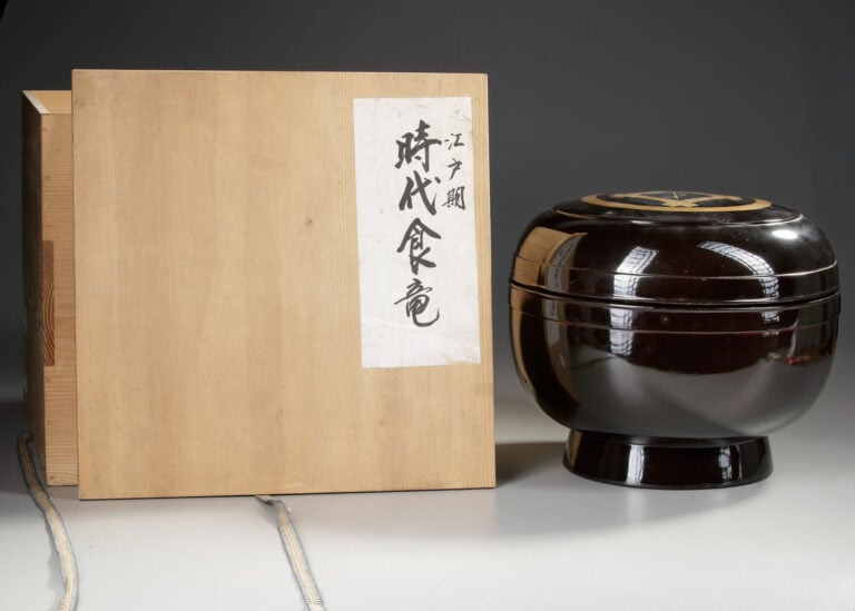 Jikirô 食 籠 (récipient à nourriture cérémonielle) laqué avec un couvercle sur un… Vente aux encheres – Auction House – Commissaire-priseur – Auctioneer - Boisgirard Antonini – Paris – Nice