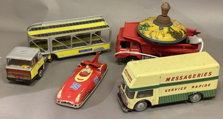 JOUSTRA et divers - Lot de divers jouets en tôle