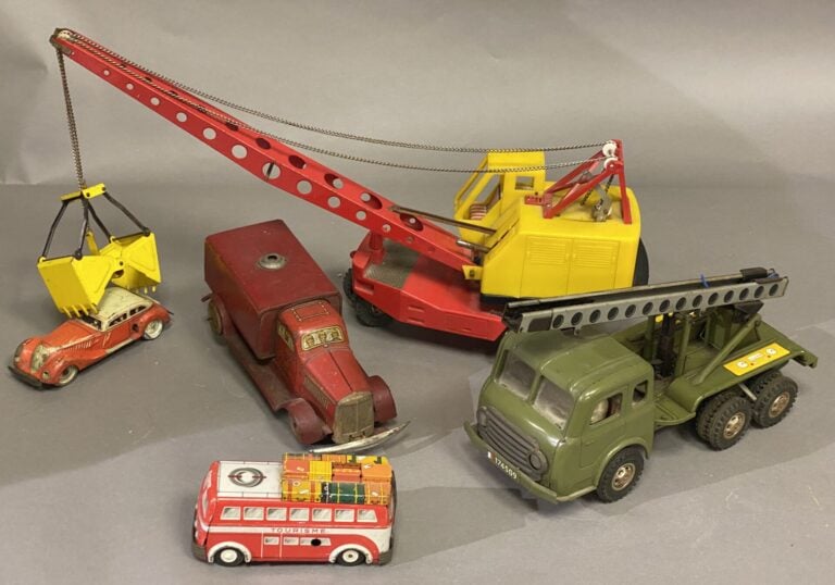 JOUSTRA et divers - Lot de divers jouets en tôle