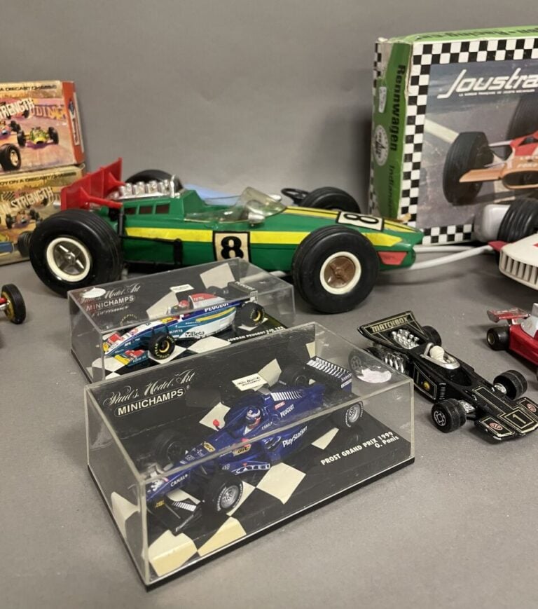 JOUSTRA MINICHAMPS et divers - Lot de jouets Formule 1 anciens et récents