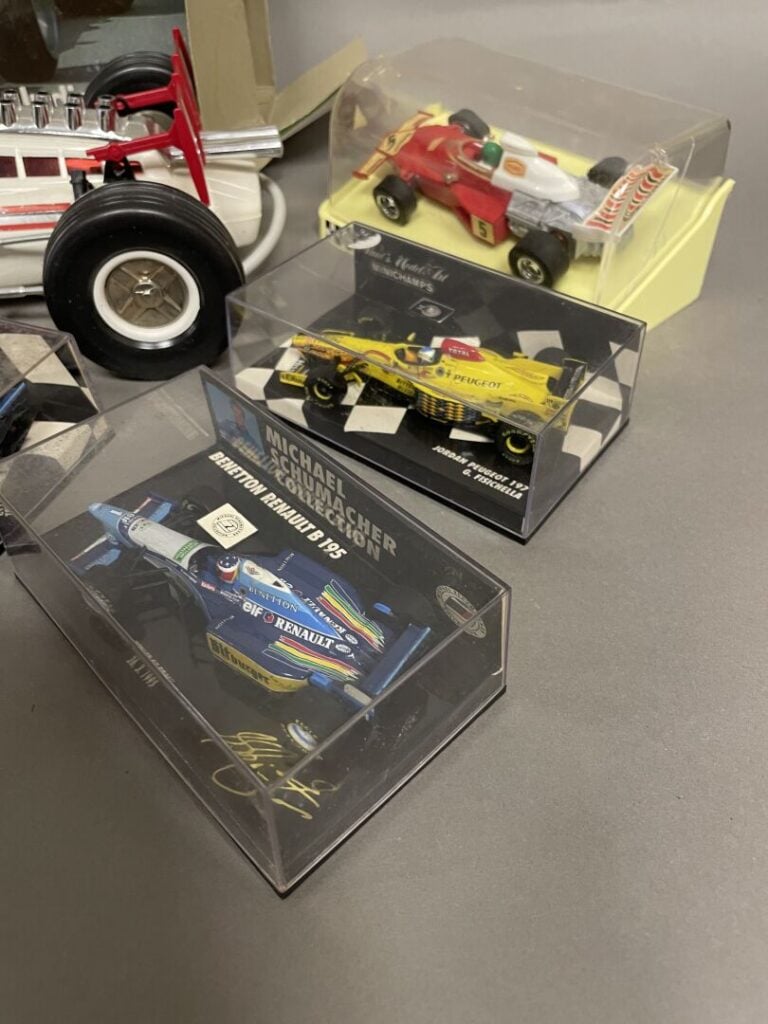 JOUSTRA MINICHAMPS et divers - Lot de jouets Formule 1 anciens et récents