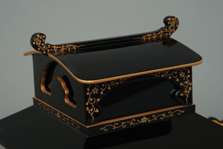 Jûbako 重箱 (boîte à repas à plusieurs étages) laqué, en forme de bateau, à secti…