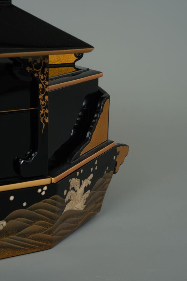 Jûbako 重箱 (boîte à repas à plusieurs étages) laqué, en forme de bateau, à secti…