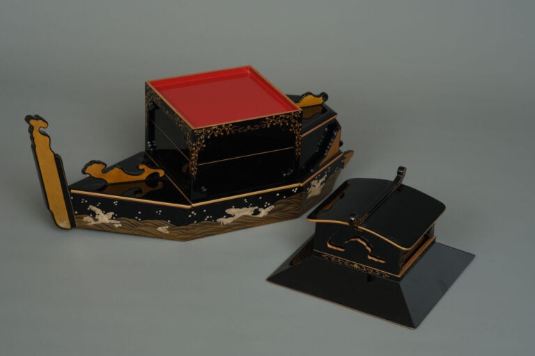 Jûbako 重箱 (boîte à repas à plusieurs étages) laqué, en forme de bateau, à secti…