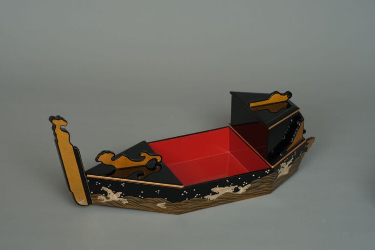 Jûbako 重箱 (boîte à repas à plusieurs étages) laqué, en forme de bateau, à secti…