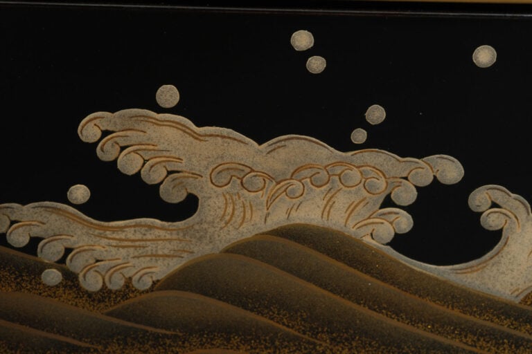 Jûbako 重箱 (boîte à repas à plusieurs étages) laqué, en forme de bateau, à secti…