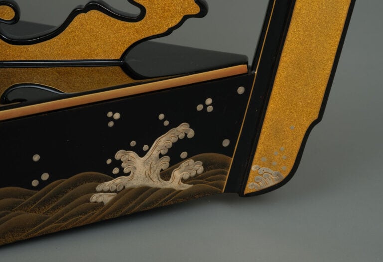 Jûbako 重箱 (boîte à repas à plusieurs étages) laqué, en forme de bateau, à secti…