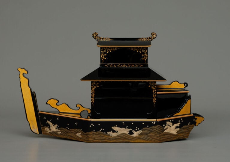 Jûbako 重箱 (boîte à repas à plusieurs étages) laqué, en forme de bateau, à secti…