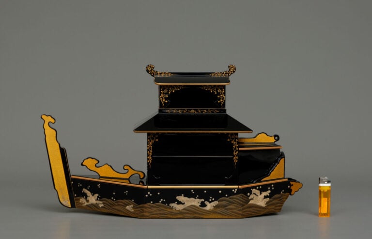 Jûbako 重箱 (boîte à repas à plusieurs étages) laqué, en forme de bateau, à secti…