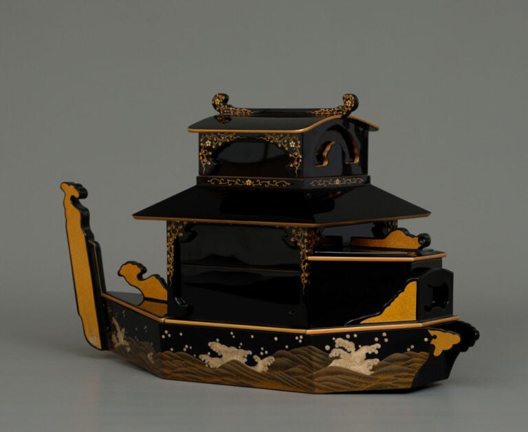 Jûbako 重箱 (boîte à repas à plusieurs étages) laqué, en forme de bateau, à secti…