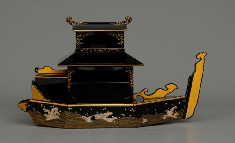 Jûbako 重箱 (boîte à repas à plusieurs étages) laqué, en forme de bateau, à secti…