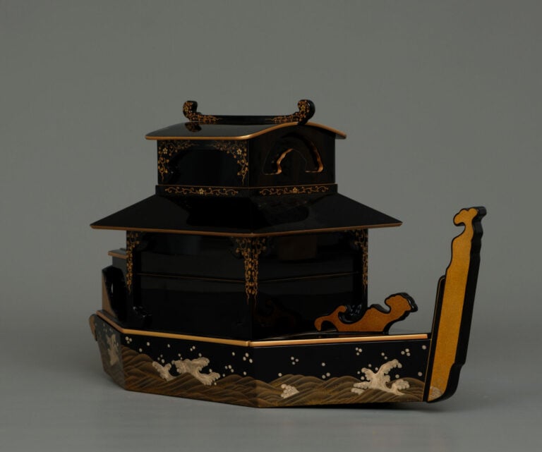 Jûbako 重箱 (boîte à repas à plusieurs étages) laqué, en forme de bateau, à secti…