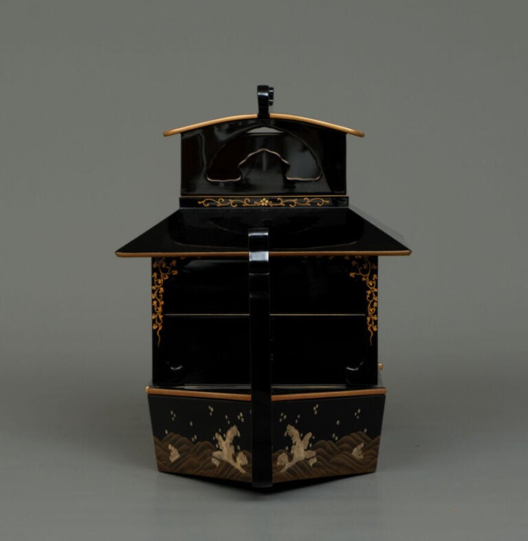 Jûbako 重箱 (boîte à repas à plusieurs étages) laqué, en forme de bateau, à secti…