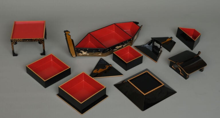 Jûbako 重箱 (boîte à repas à plusieurs étages) laqué, en forme de bateau, à secti…