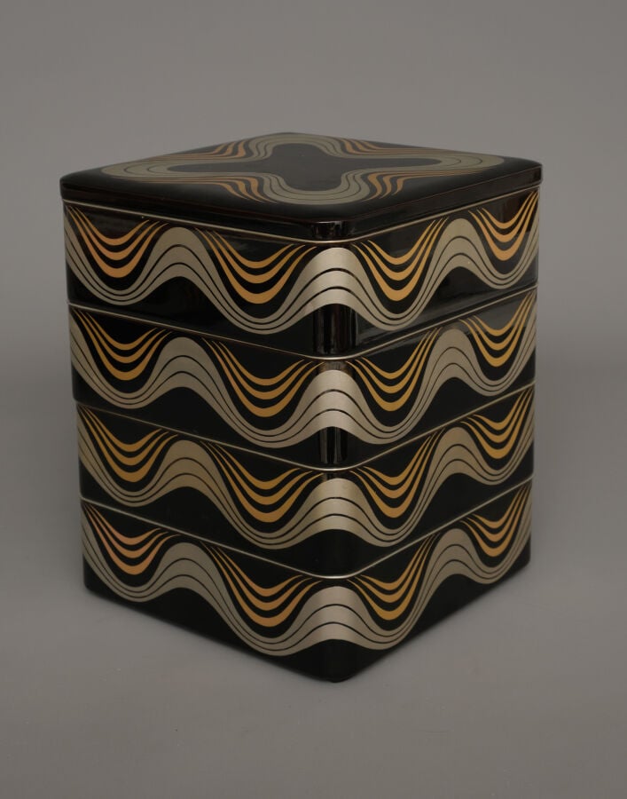 Jûbako 重箱 (boîte bentô) à quatre étages avec deux couvercles, fabriqué en laque… Vente aux encheres – Auction House – Commissaire-priseur – Auctioneer - Boisgirard Antonini – Paris – Nice