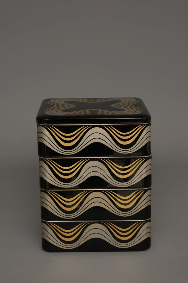 Jûbako 重箱 (boîte bentô) à quatre étages avec deux couvercles, fabriqué en laque… Vente aux encheres – Auction House – Commissaire-priseur – Auctioneer - Boisgirard Antonini – Paris – Nice