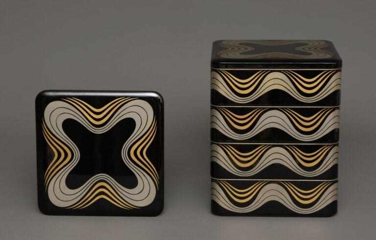 Jûbako 重箱 (boîte bentô) à quatre étages avec deux couvercles, fabriqué en laque… Vente aux encheres – Auction House – Commissaire-priseur – Auctioneer - Boisgirard Antonini – Paris – Nice