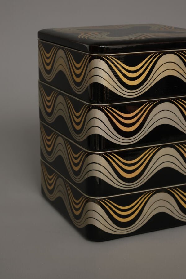 Jûbako 重箱 (boîte bentô) à quatre étages avec deux couvercles, fabriqué en laque… Vente aux encheres – Auction House – Commissaire-priseur – Auctioneer - Boisgirard Antonini – Paris – Nice