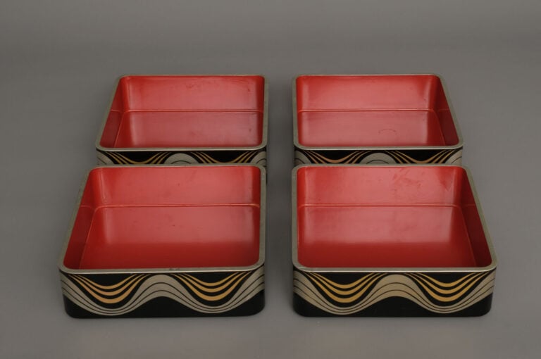 Jûbako 重箱 (boîte bentô) à quatre étages avec deux couvercles, fabriqué en laque… Vente aux encheres – Auction House – Commissaire-priseur – Auctioneer - Boisgirard Antonini – Paris – Nice