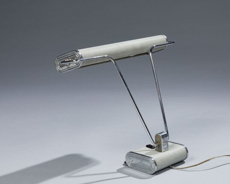 JUMO Éditeur - Lampe de bureau modèle « 71 » en métal chromé et laqué gris - H… vente aux encheres auction house commissaire-priseur boisgirard antonini