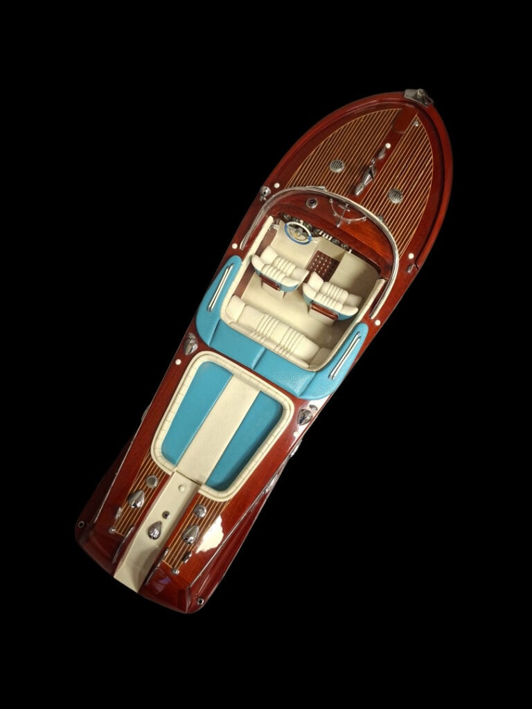 KIADE. - Maquette de bateau RIVA modèle "Aquarama" en acajou vernis et peint, s…