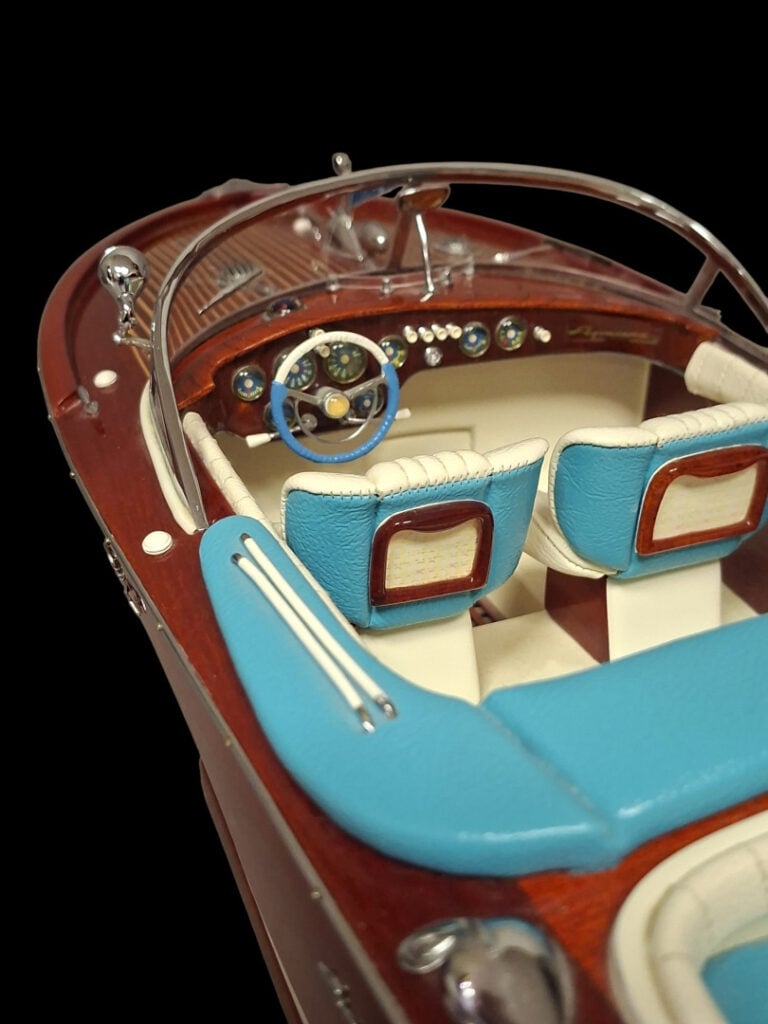 KIADE. - Maquette de bateau RIVA modèle "Aquarama" en acajou vernis et peint, s…