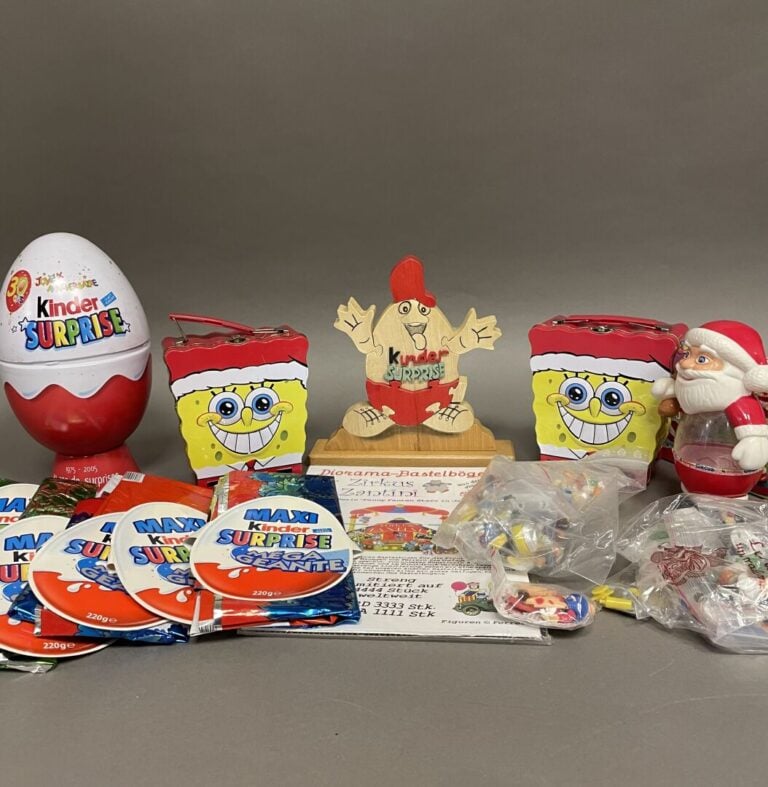 KINDER - Important lot de jouets Kinder, principalement années 90/2000