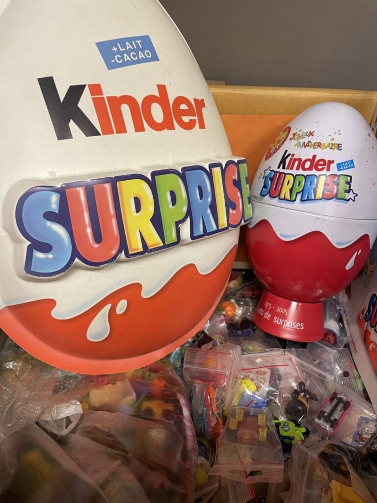 KINDER - Important lot de jouets Kinder, principalement années 90/2000