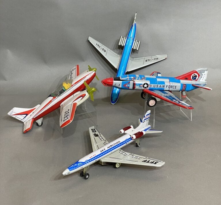 Lot d'avions en tôle