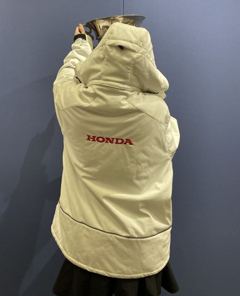 Lot de 2 vestes comprenant : - - une veste de coureur automobile Toyota - - une…