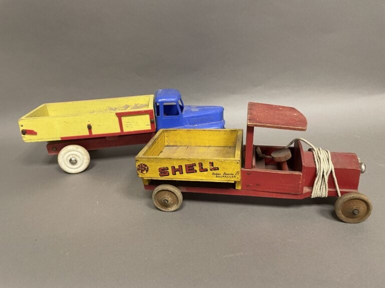 Lot de 4 jouets en bois comprenant : - - un tracteur, - - un camion Shell - - u…