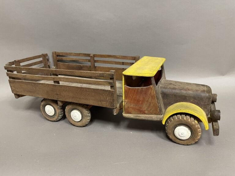 Lot de 4 jouets en bois comprenant : - - un tracteur, - - un camion Shell - - u…