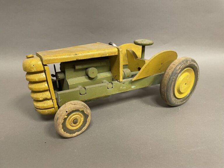 Lot de 4 jouets en bois comprenant : - - un tracteur, - - un camion Shell - - u…