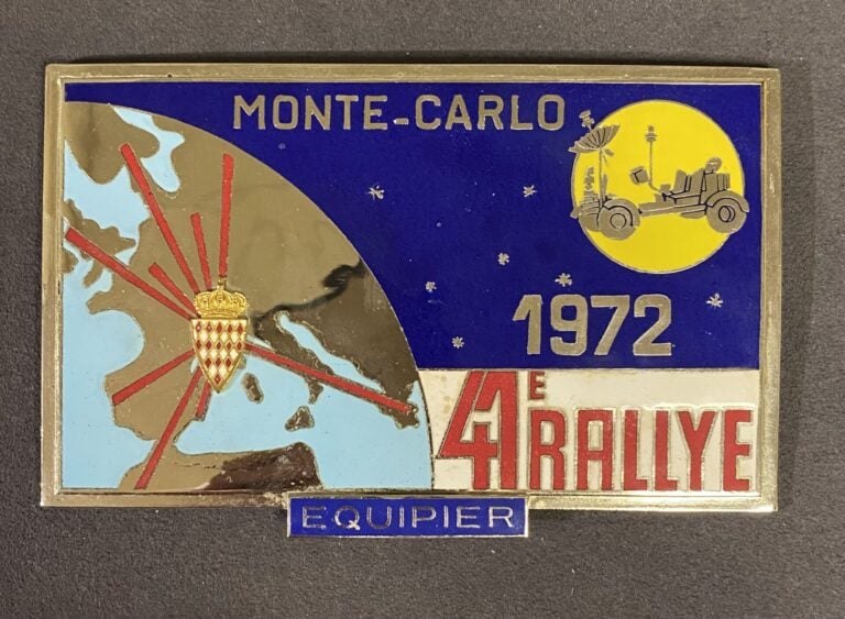 Lot de badges et plaque comprenant : - - un badge de calandre "équipier" 41e Ra…