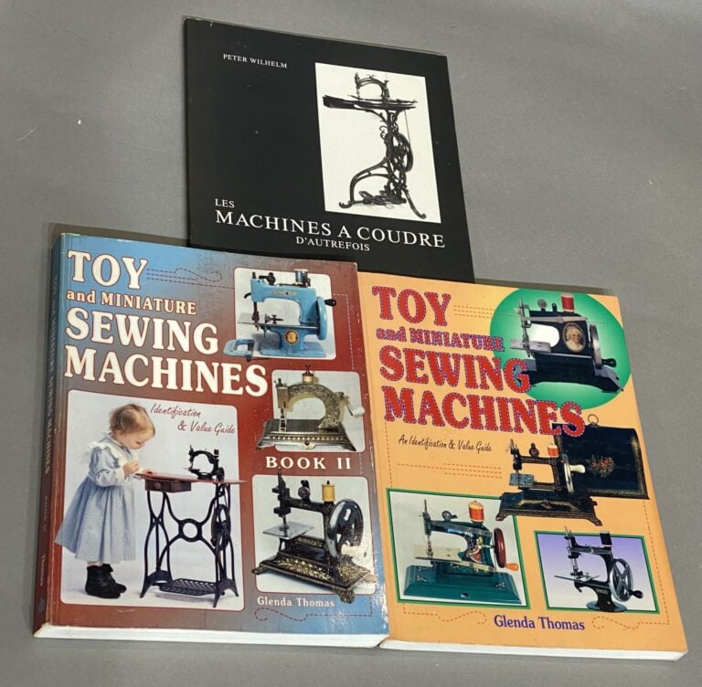Lot de livres sur les poupées et les machines à coudre