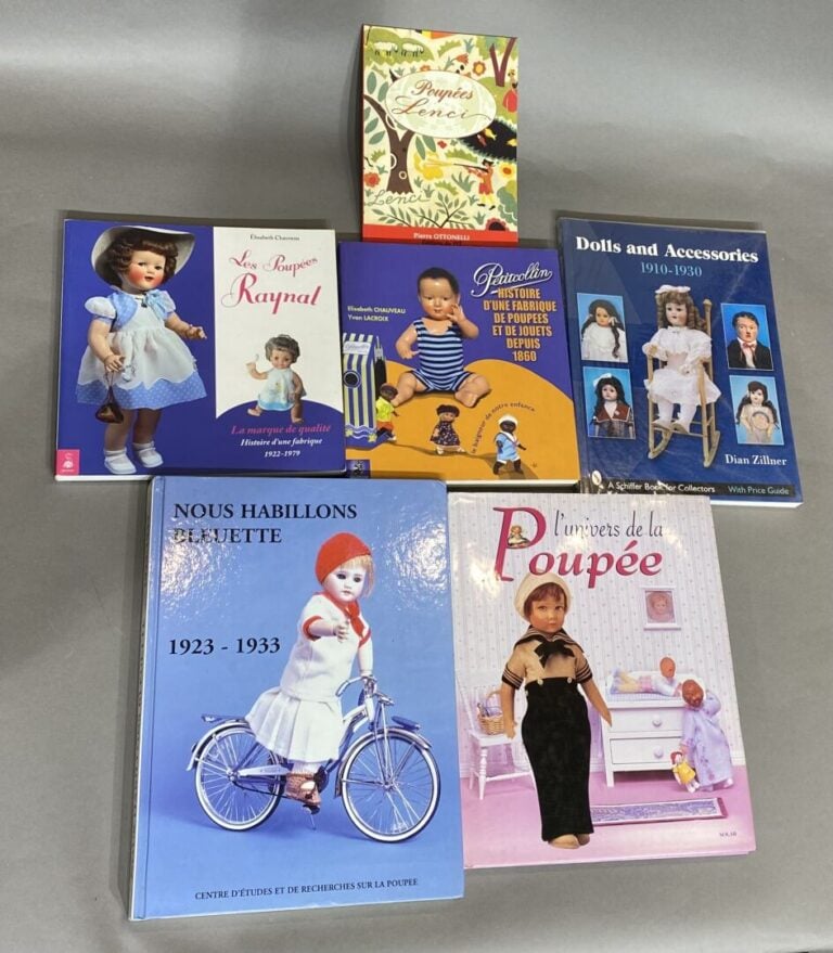 Lot de livres sur les poupées et les machines à coudre