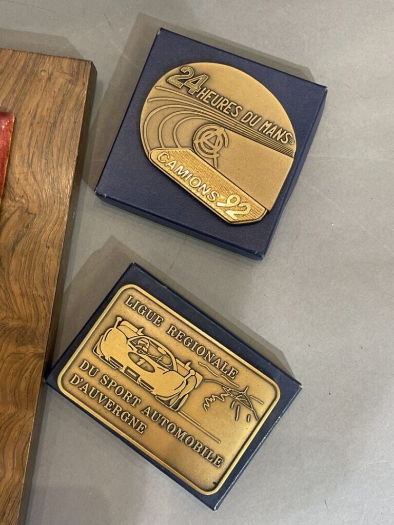 Lot de plaques et de badges comprenant : - - un badge 24 heures du Mans, camion…